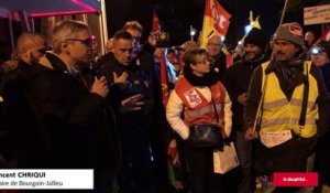 Bourgoin-Jallieu : le maire Vincent Chriqui pris à parti par les manifestants