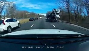 Ce conducteur de camion a oublié qu'il transportait des voitures en passant sous un pont