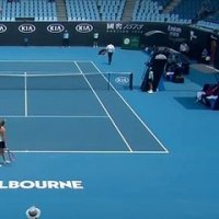 Intoxiquée par les fumées, Dalila Jakupovic abandonne à l'Open d'Australie