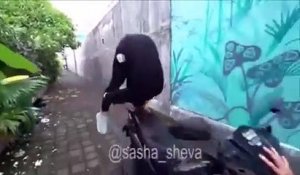 Elle tente une cascade sur un scooter et frôle le pire