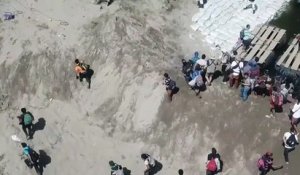 Des migrants d'Amérique centrale se heurtent aux forces de l'ordre à la frontière entre le Guatemala et le Mexique
