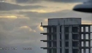 Sur le point de sauter, il est sauvé par un policier au dernier moment !