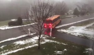 Un bus scolaire part en glissade sur une route verglacée