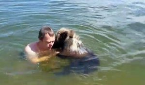 Ce russe nage avec son ours de compagnie