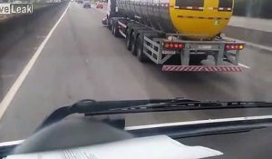 Ce camion avance.. en poussant une voiture sur l'autoroute !