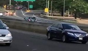 Un conducteur croise une remorque roulant toute seule sur l'autoroute