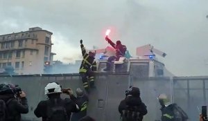 Un pompier reçoit un tir de LBD dans la tête (Paris)