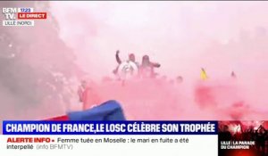 Le gardien Mike Maignan soulève le trophée de champion de France devant les supporters du LOSC