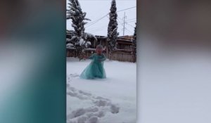 Au Texas, cette petite fille découvre la neige et imite spontanément "La Reine des Neiges"