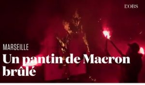 A Marseille, des manifestants contre la réforme des retraites brûlent un pantin à l'effigie de Macron