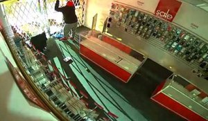 Un voleur coincé à l'intérieur d'un magasin