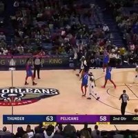 À une main, Steven Adams marque tranquillement du milieu du terrain