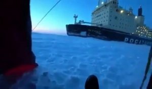 Ce campeur se fait réveiller par... un navire brise-glace Russe à quelques mètres sur la banquise