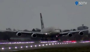 Un A380 tente un atterrissage pendant la tempête Dennis
