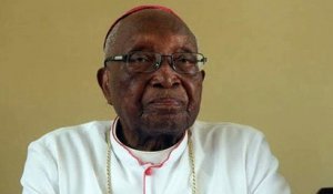 Présidentielle 2020 : Mgr Kpodzro supplie à genou le Saint Père d’intervenir