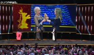 Helen Mirren est la reine de la Berlinale et reçoit un Ours d'honneur !