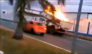 Camion en feu : il vide sa benne en pleine route !