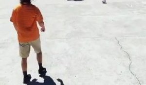 Passe au foot : papa met la balle dans l'entre jambe de son fils !