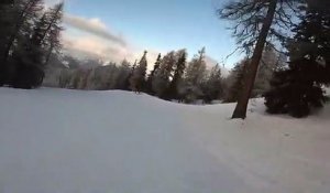 Un drone frôle un skieur (Les Arcs)