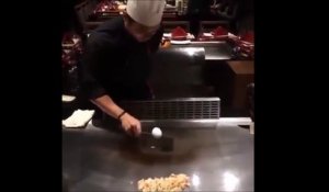 Ce chef cuisinier japonais s'amuse avec un oeuf et un couteau