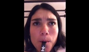 Elle recrache la fumée de sa cigarette électronique par les yeux