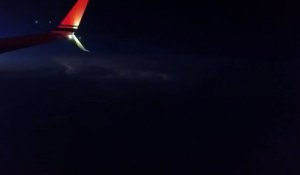 Ce passager film un orage depuis le hublot de l'avion... Magnifique
