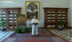 Le pape prononce la prière dominicale par écran interposé