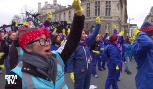 8 mars: déguisées en "Rosie la riveteuse", elles dansent avant la manifestation sur le son de l'hymne des femmes