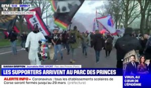 PSG-Dortmund à huis clos: les supporters parisiens arrivent à l'extérieur du Parc des Princes
