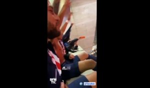 La fête des joueurs du PSG face à leurs supporters depuis le balcon du Parc des Princes après leur victoire contre Dortmund