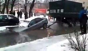 Petit coup de main pour sortir une voiture d'un trou... raté