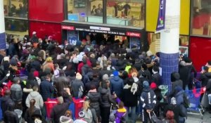 Une centaine de personnes se pressent aux portes d’un supermarché à Saint-Denis, en banlieue parisienne, au lendemain de l’annonce du Président Macron renforçant les restrictions de déplacement face au covid19