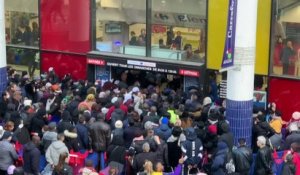 Coronavirus: une centaine de personnes se pressent devant un supermarché en Seine-Saint-Denis