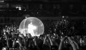 Concert : il chante dans une bulle pour se protéger du public en russie !