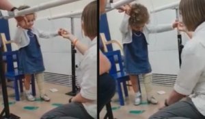 Cette fillette fait ses premiers pas avec sa prothèse de jambe