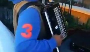 Il fait danser un couple en confinement avec son accordéon dans la rue !