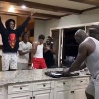 Shaquille O'Neal, DJ à la maison pendant le confinement