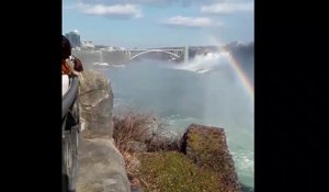 Un magnifique arc-en-ciel apparait au dessus des chutes du Niagara