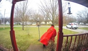 Ce livreur FedEx porte la cape de Superman pour ses livraisons !