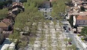 Vue d'un drone, la ville de Saint-Tropez déserte durant le confinement