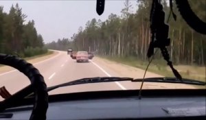 Des russes complètement dingues transportent un tronc d'arbre en voiture