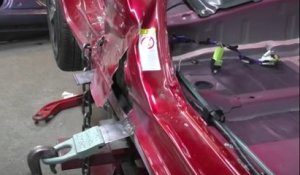 Dans cette vidéo, un mécanicien métamorphose une voiture accidentée