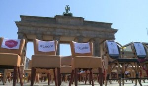 Allemagne: restaurateurs et hôteliers disposent des chaises vides devant la porte de Brandebourg