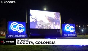 En Colombie, un écran géant installé pour partager un moment "ciné" depuis son balcon