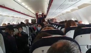 "L’avion était bondé": un passager d'un vol Nice - Paris s'alarme du non-respect des gestes barrières