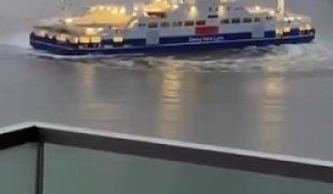 Le ferry Woolwich fait des donuts sur la Tamise