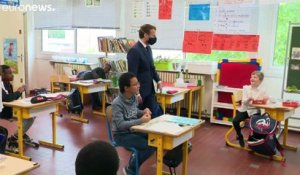 Des écoliers français de Poissy disent leur peur du coronavirus au président Macron, masqué de noir