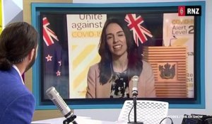 Nouvelle Zélande : Tremblement de terre en plein direct ce matin pendant l'interview de la Première Ministre qui garde son calme et son sourire !