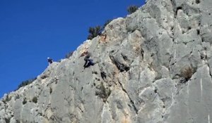 En escaladant une montagne il fait tomber un énorme rocher