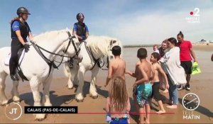 Calais : une patrouille à cheval pour faire respecter les gestes barrières sur les plages